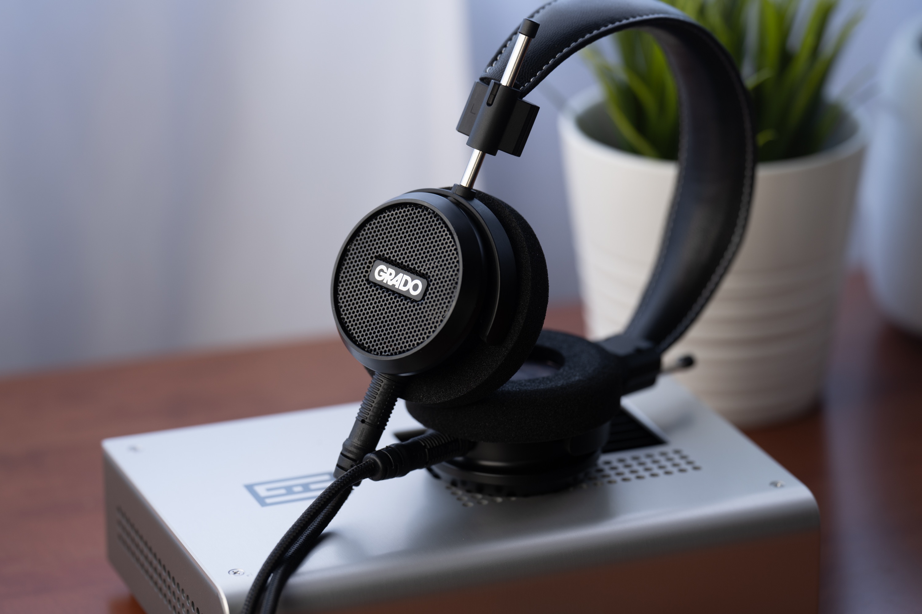 Several speakers in different sizes
Description automatically generated