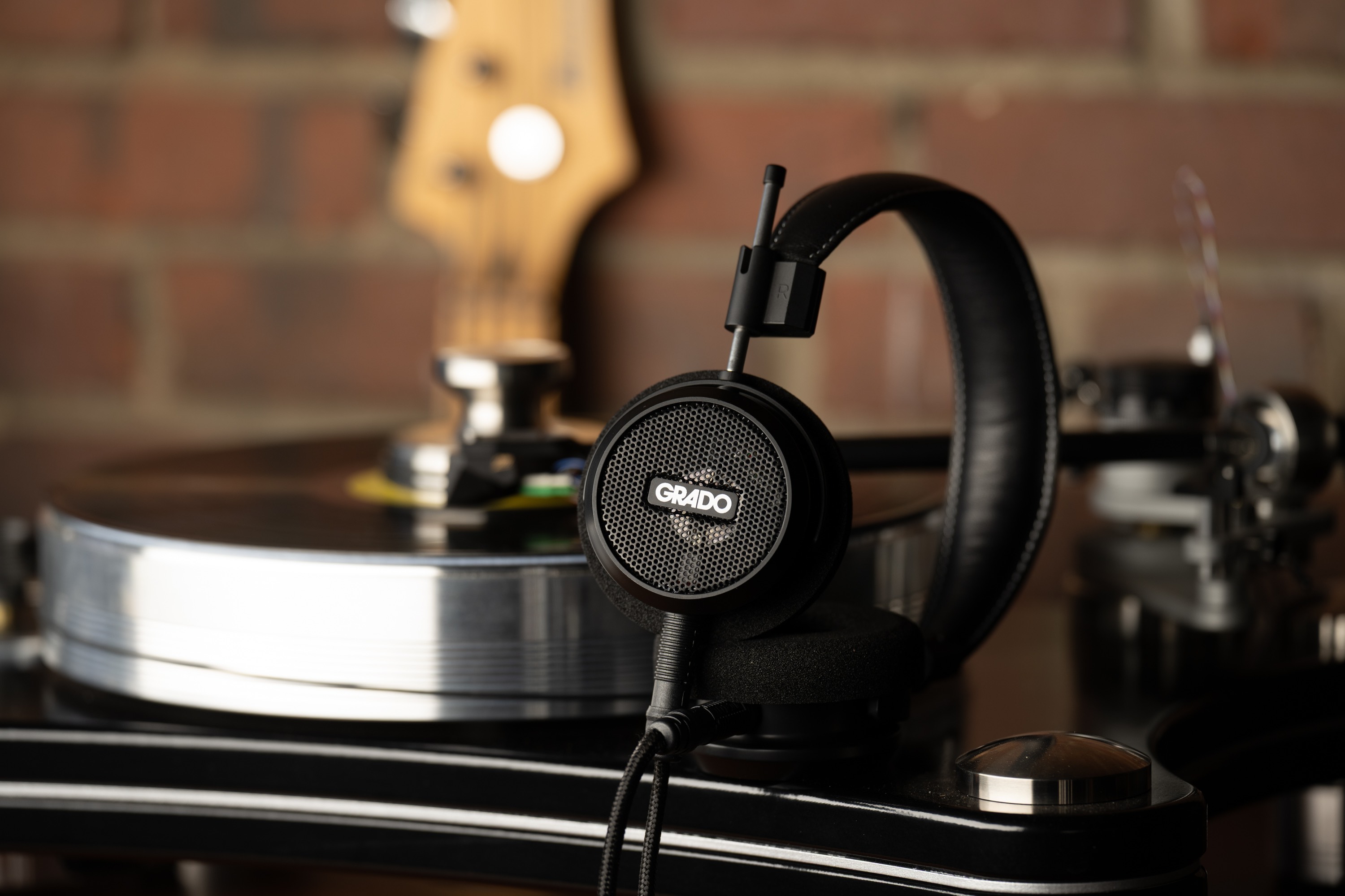 Several speakers in different sizes
Description automatically generated